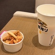セントレアラウンジのビールとおつまみ（柿の種の天ぷら 瀬戸内レモン味ピーナッツ入り）