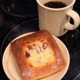 デニッシュ生地のパンとコーヒー