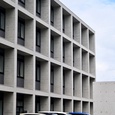 モダン建築の中学校