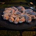 庭で手羽先を焼く