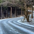 雪がうっすら積もった道路
