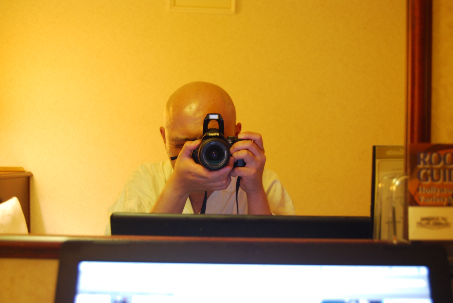 森井ゴンザレス is taking a photo of himself